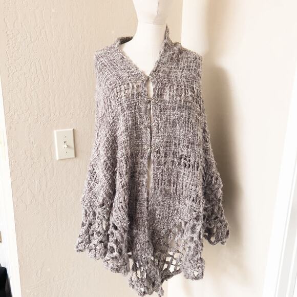 Hand Knit Crochet Poncho Shawl Ornat Metal Clasps Hook Cottage Lavender Gray - Picture 1 of 8